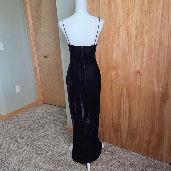 Vintage 90s steppin' out black velvet dress with slit sweetheart neckline - Picture 2 of 4